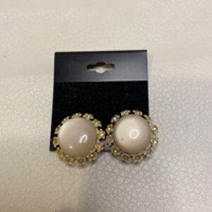 Vintage White Floral Gold Tone Clip-On Women's Earrings